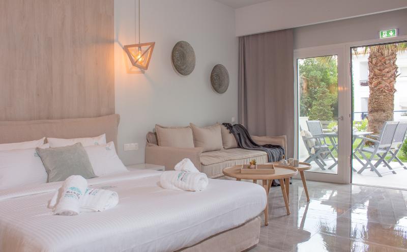 Minthi Boutique Apartments Ханиоти Екстериор снимка