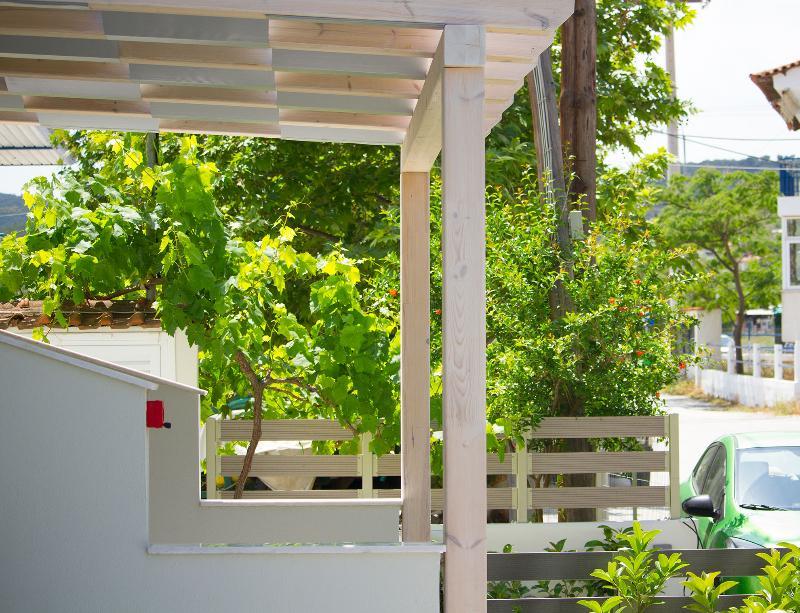 Minthi Boutique Apartments Ханиоти Екстериор снимка