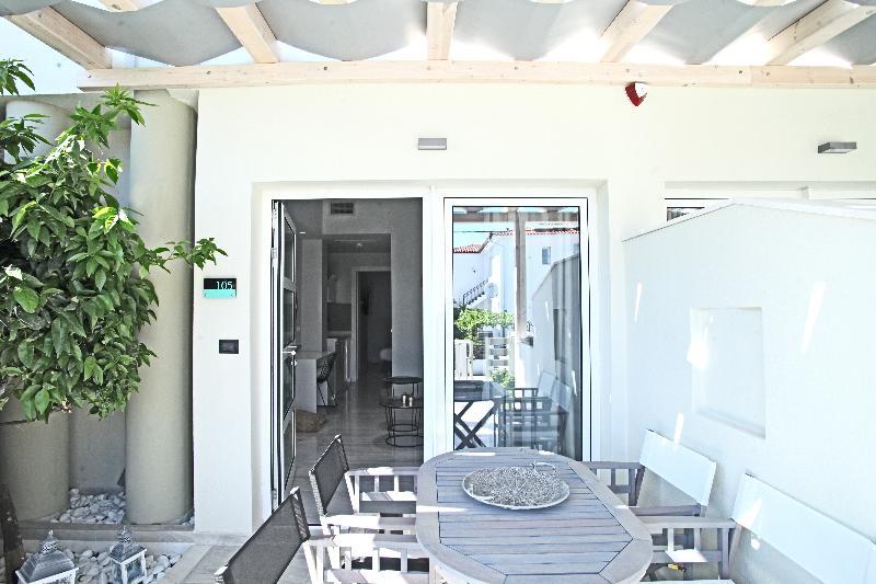 Minthi Boutique Apartments Ханиоти Екстериор снимка
