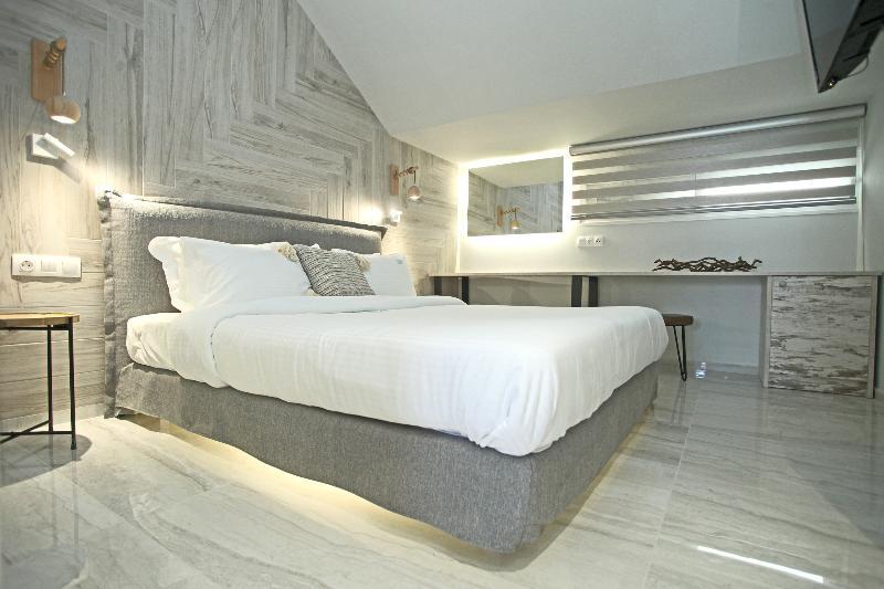 Minthi Boutique Apartments Ханиоти Екстериор снимка